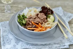 BIBIMBAP WITH VEGETABLES AND STRIPS OF BEEF