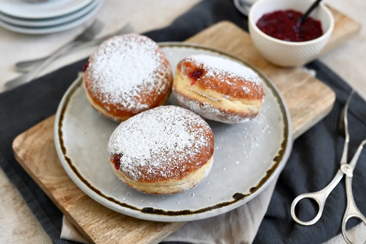 DELICIOUS CREPES FILLED WITH RASPBERRY JAM
