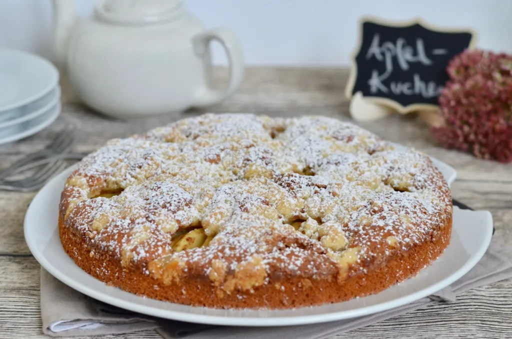 JUICY APPLE PIE WITH CRUMBLE
