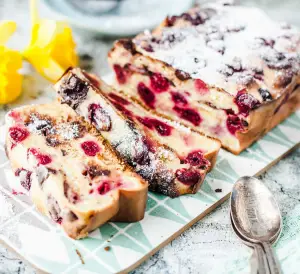 JUICY FRENCH TOAST CAKE WITH CHERRIES AND CHOCOLATE