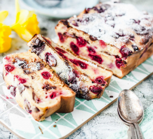 JUICY FRENCH TOAST CAKE WITH CHERRIES AND CHOCOLATE