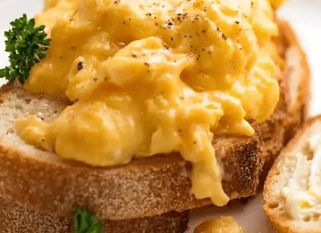 How to Make Perfectly Creamy Scrambled Eggs with Cheese